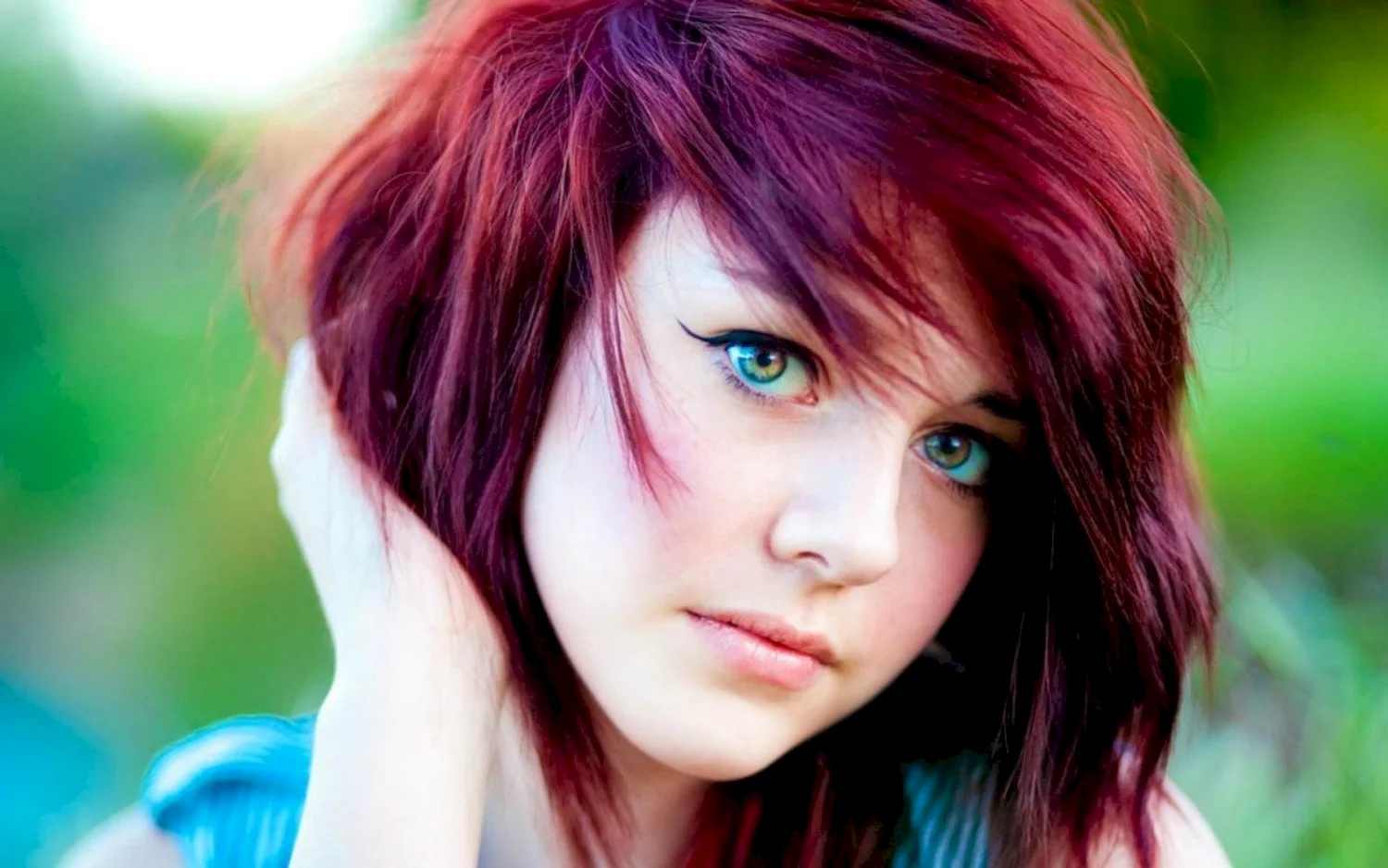 Девушка с яркими волосами