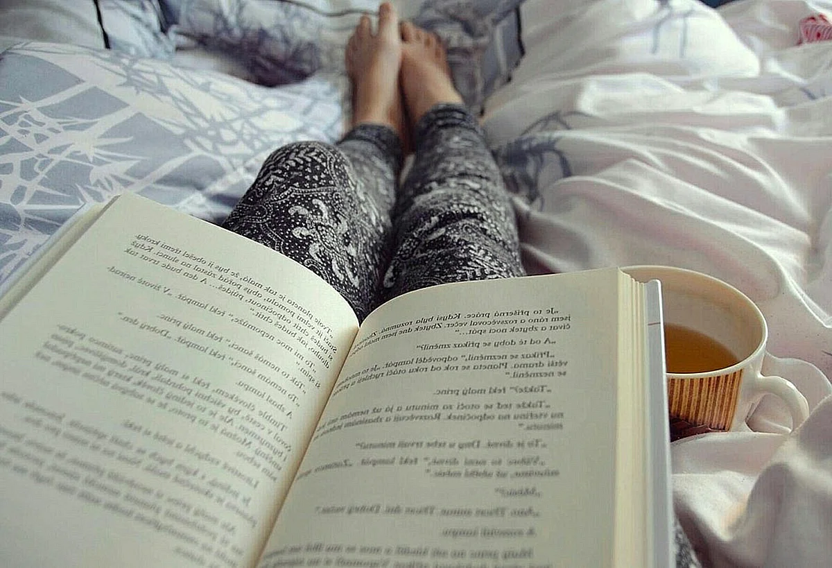 Девушка с книгой в постели