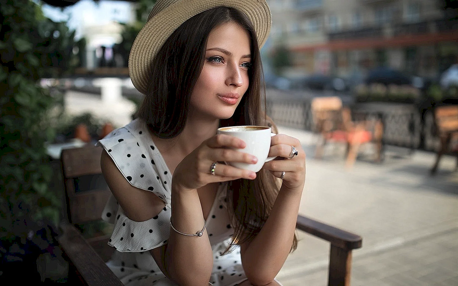 Девушка с кофе
