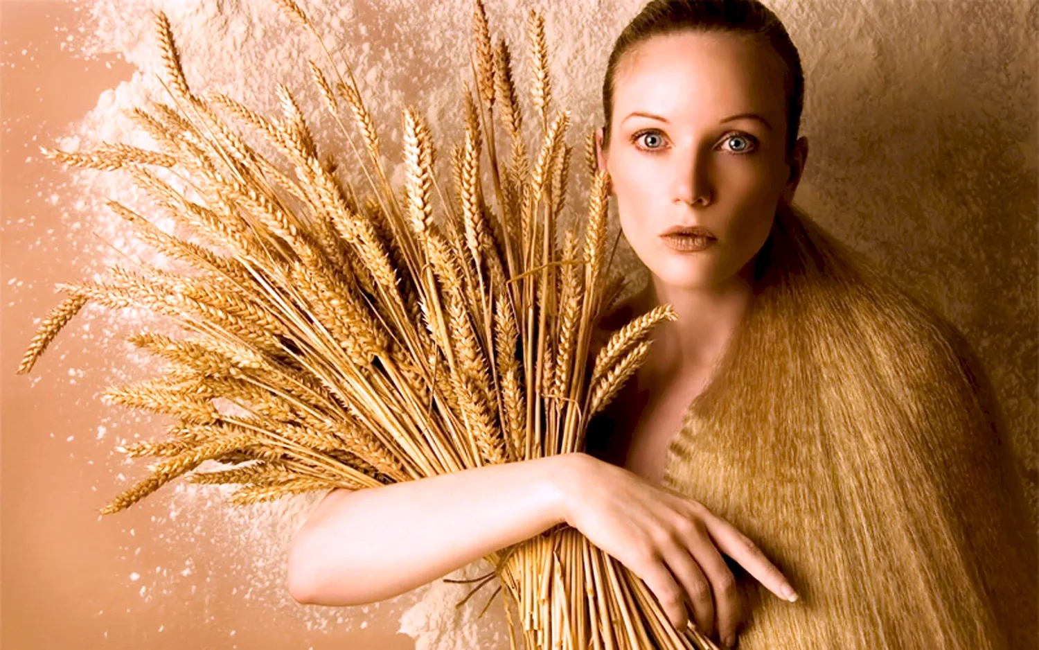 Девушка с колосьями пшеницы
