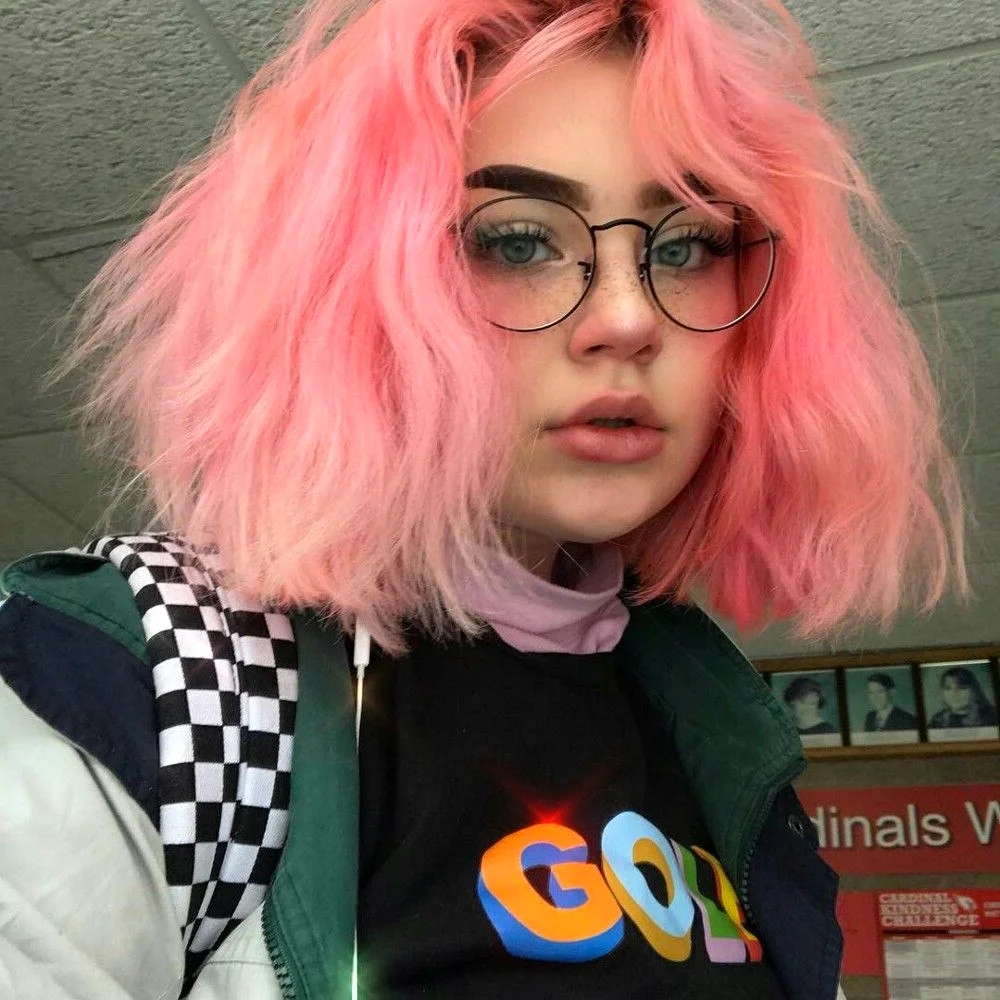 Девушка с короткими розовыми волосами