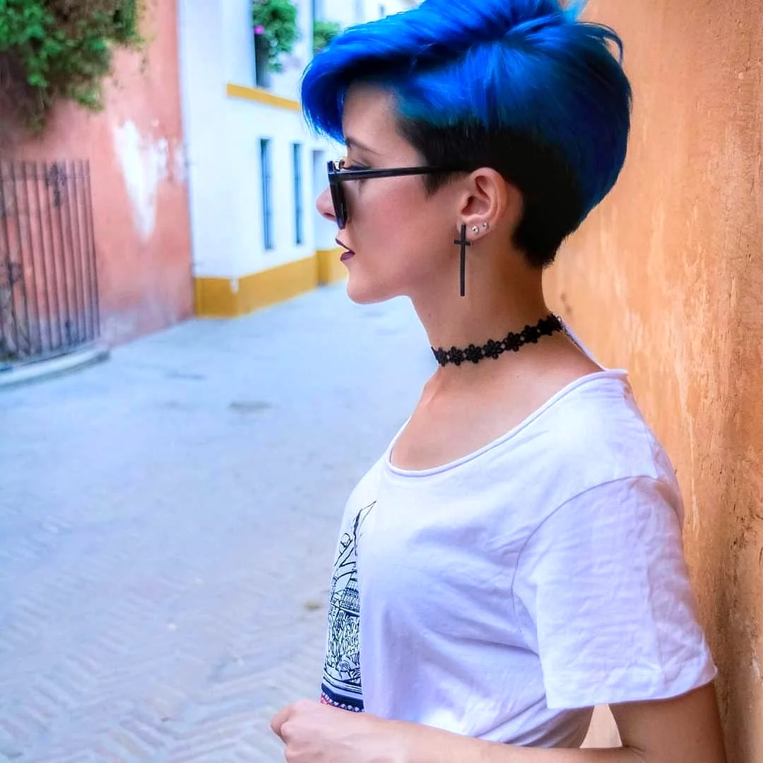 Девушка с короткими синими волосами