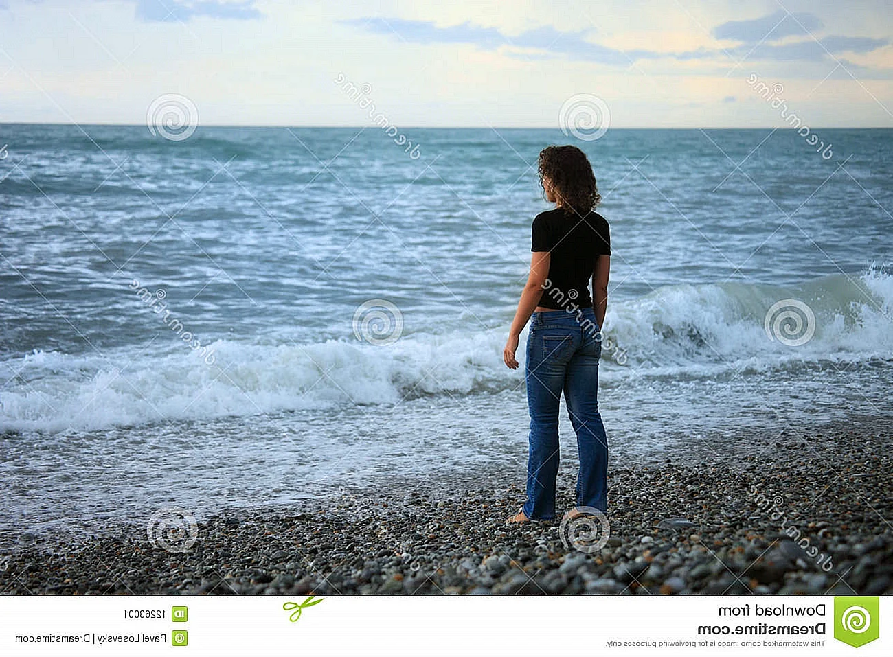 Девушка с короткими волосами на берегу моря