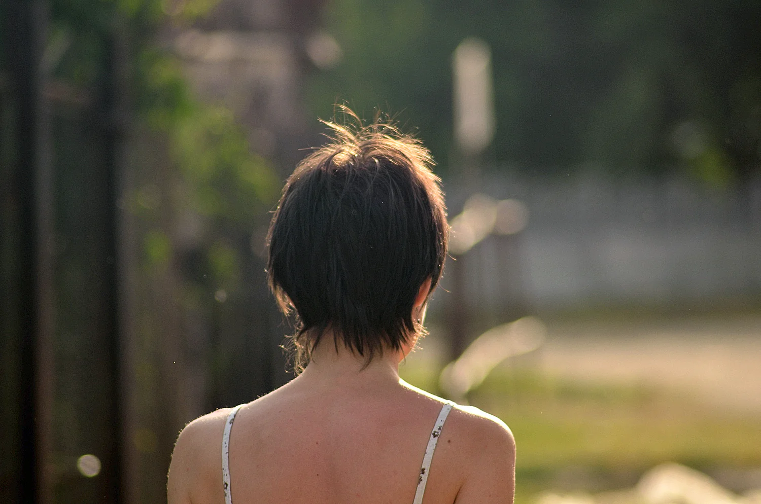 Девушка с короткими волосами со спины