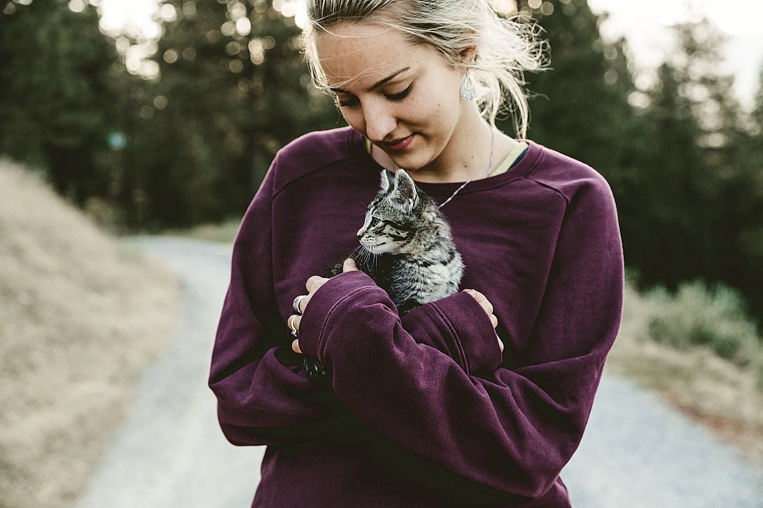 Девушка с котенком