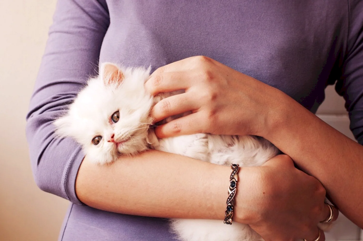 Девушка с котенком на руках