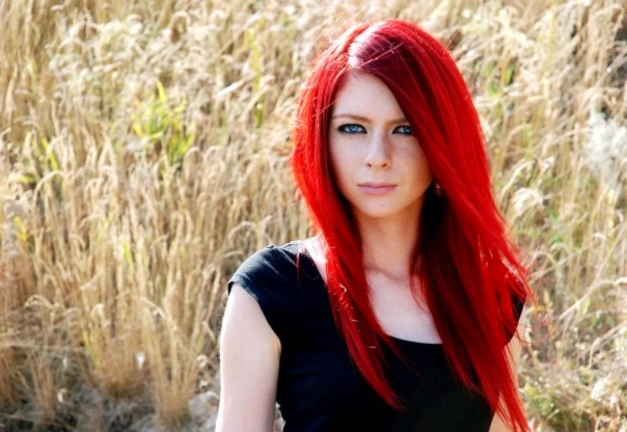 Девушка с красными длинными волосами 17 лет