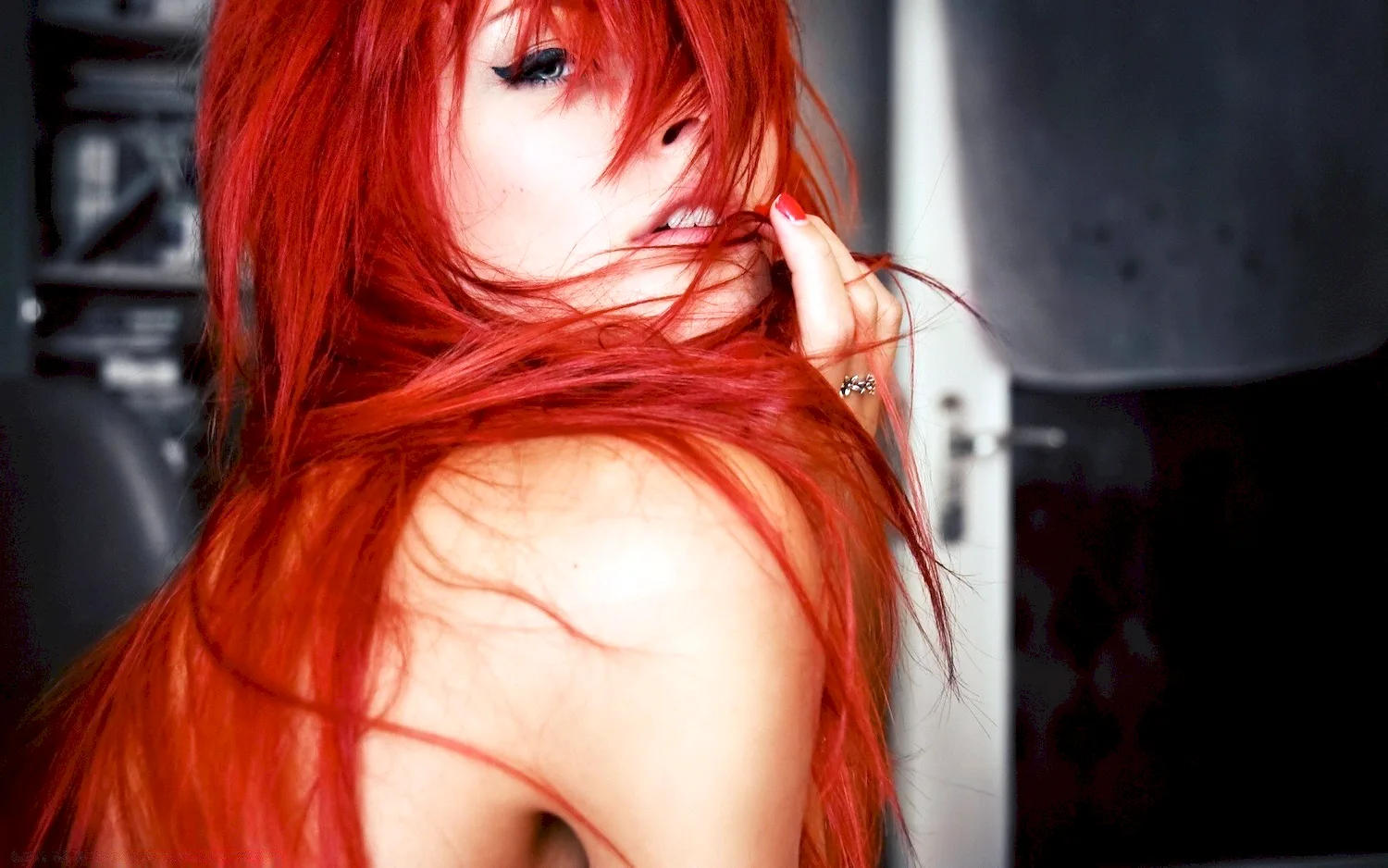 Девушка с красными волосами без лица