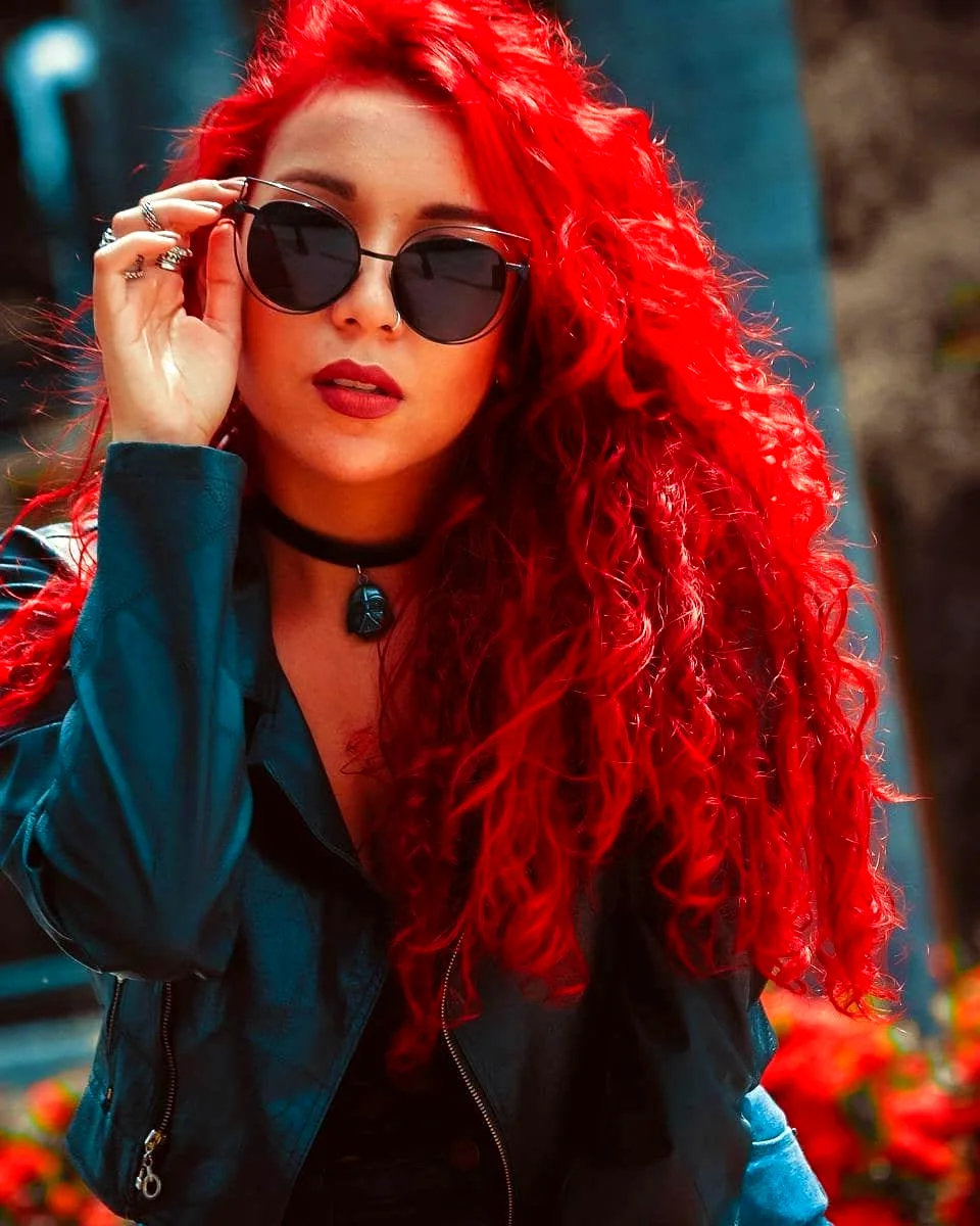 Девушка с красными волосами в очках