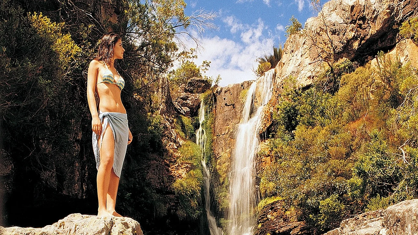 Девушка с кувшином у водопада