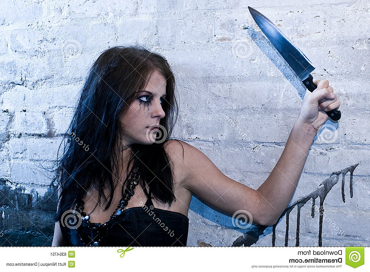 Девушка с метательными ножами