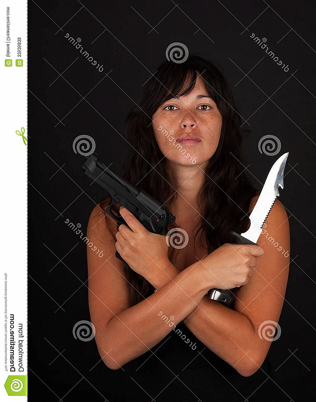 Девушка с ножом и пистолетом