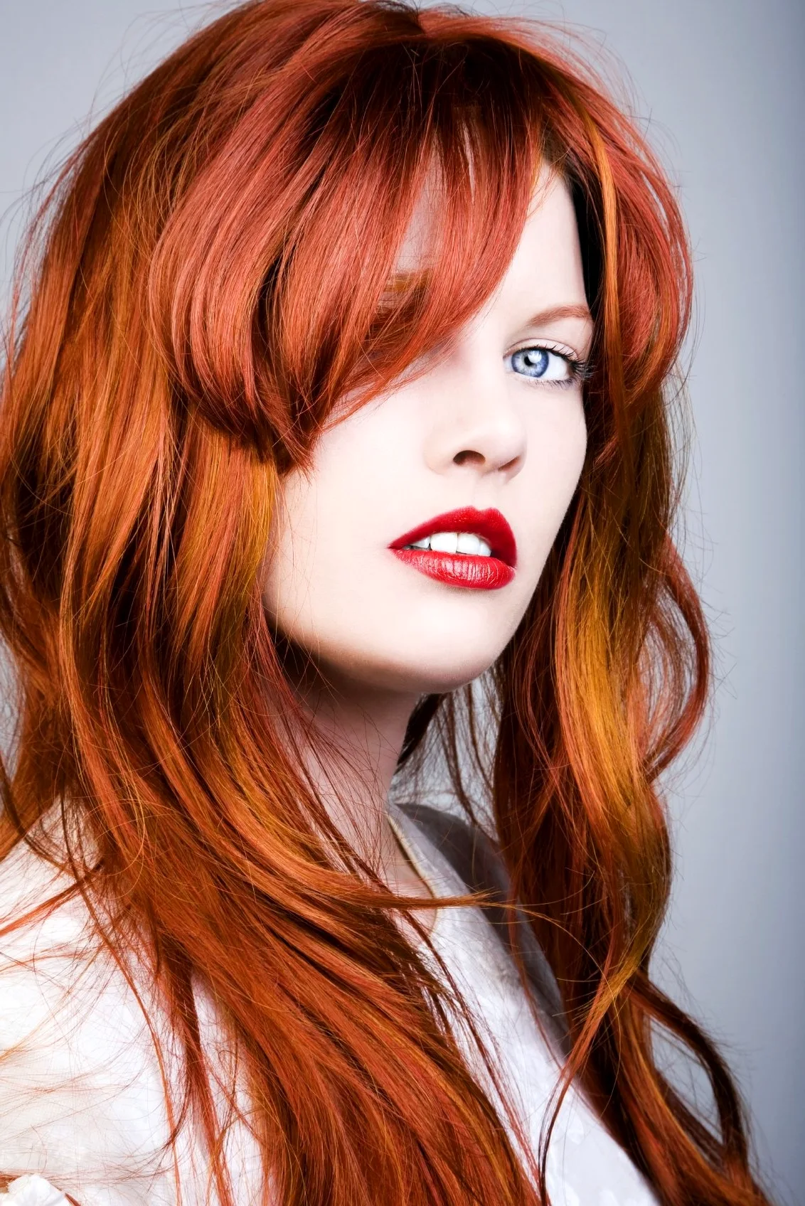 Девушка с огненно рыжими волосами