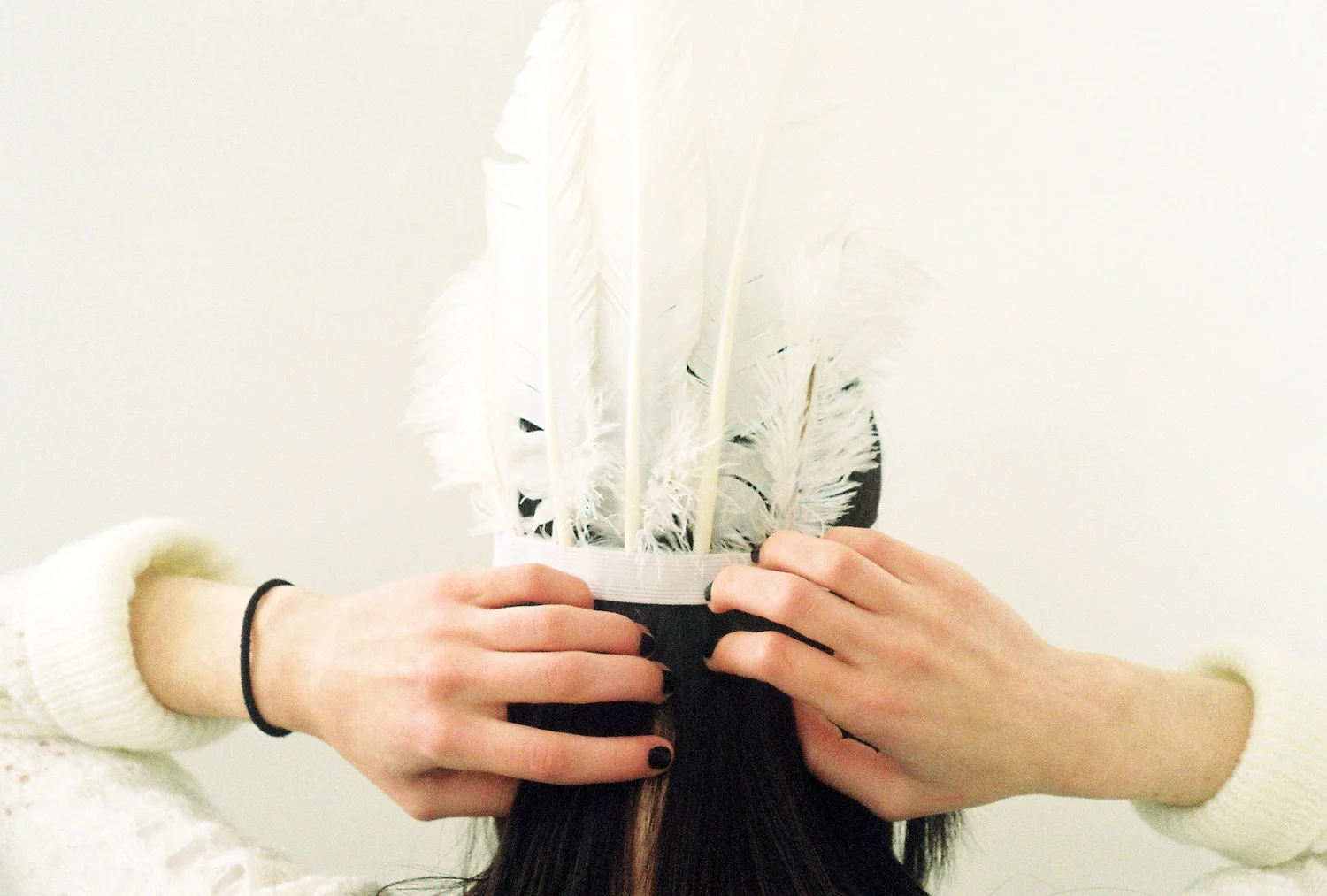 Девушка с перьями в волосах