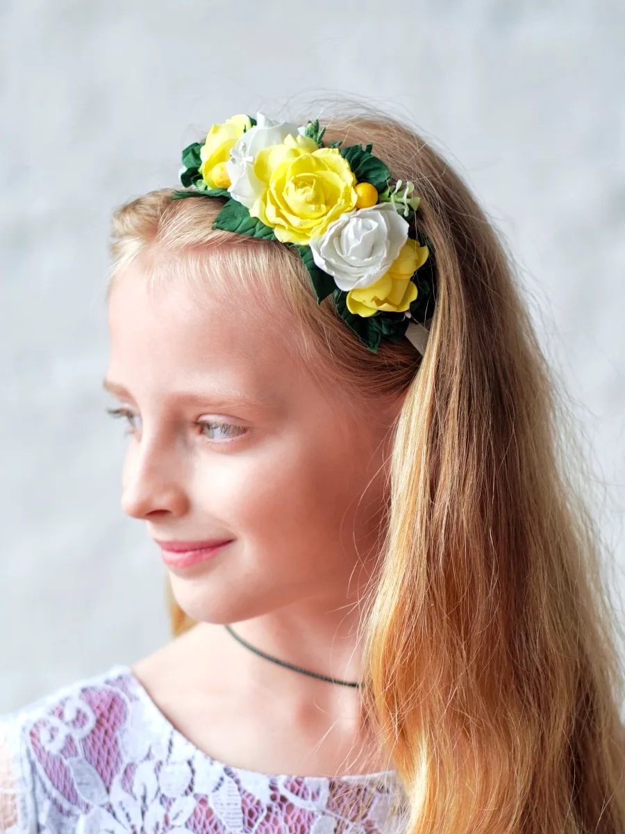 Девушка с повязкой в цветочек и сеткой на уши