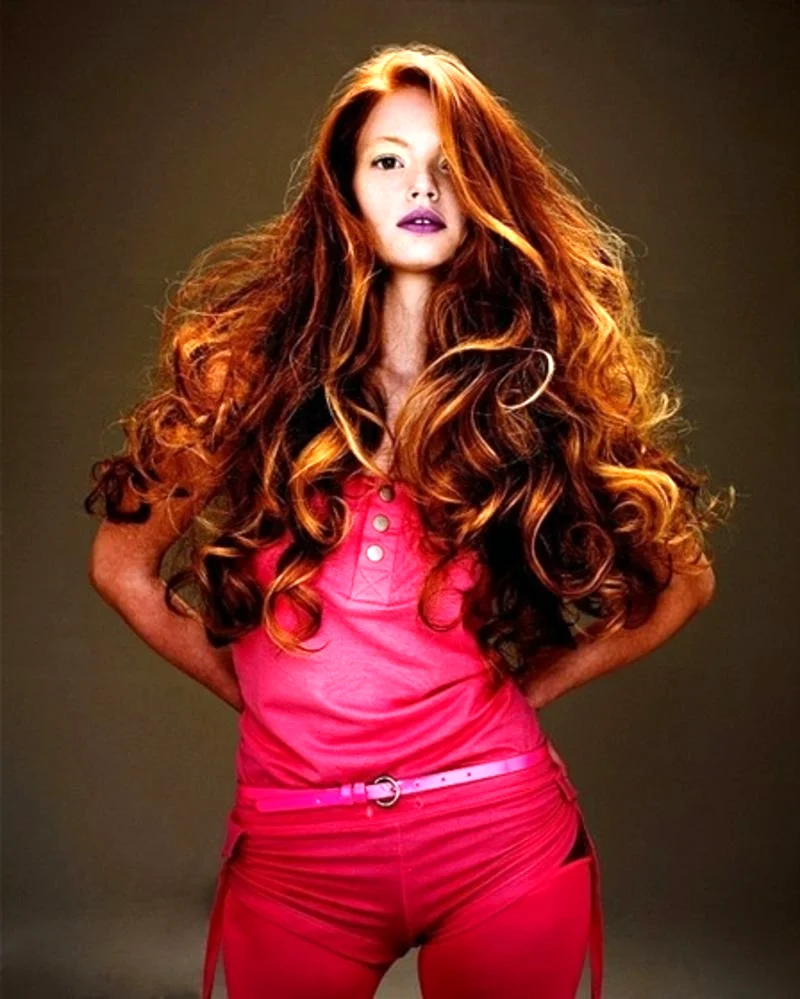 Девушка с пышными рыжими волосами