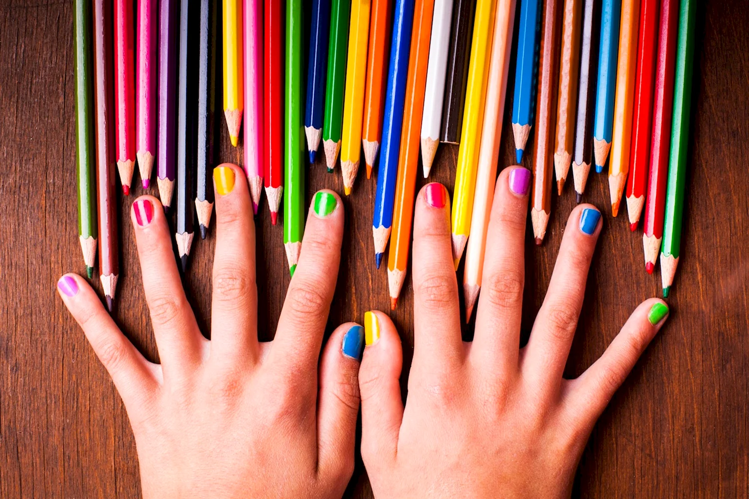Девушка с разноцветными ногтями