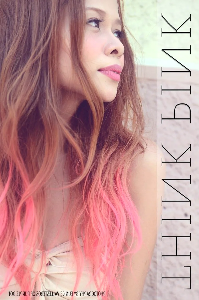 Девушка с розовыми кончиками волос