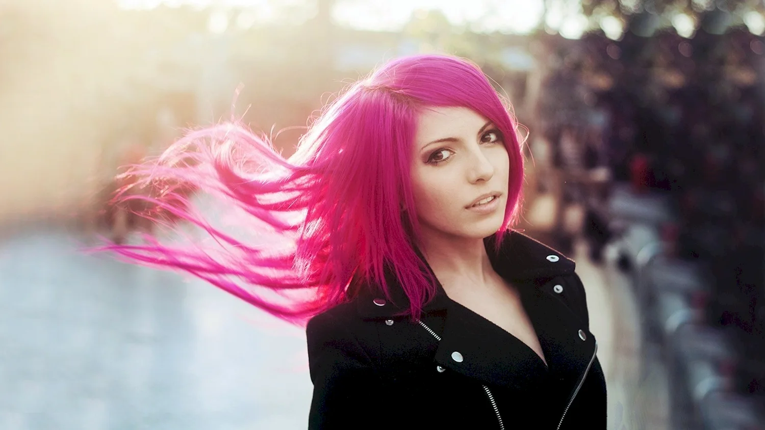 Девушка с розовыми волосами на улице