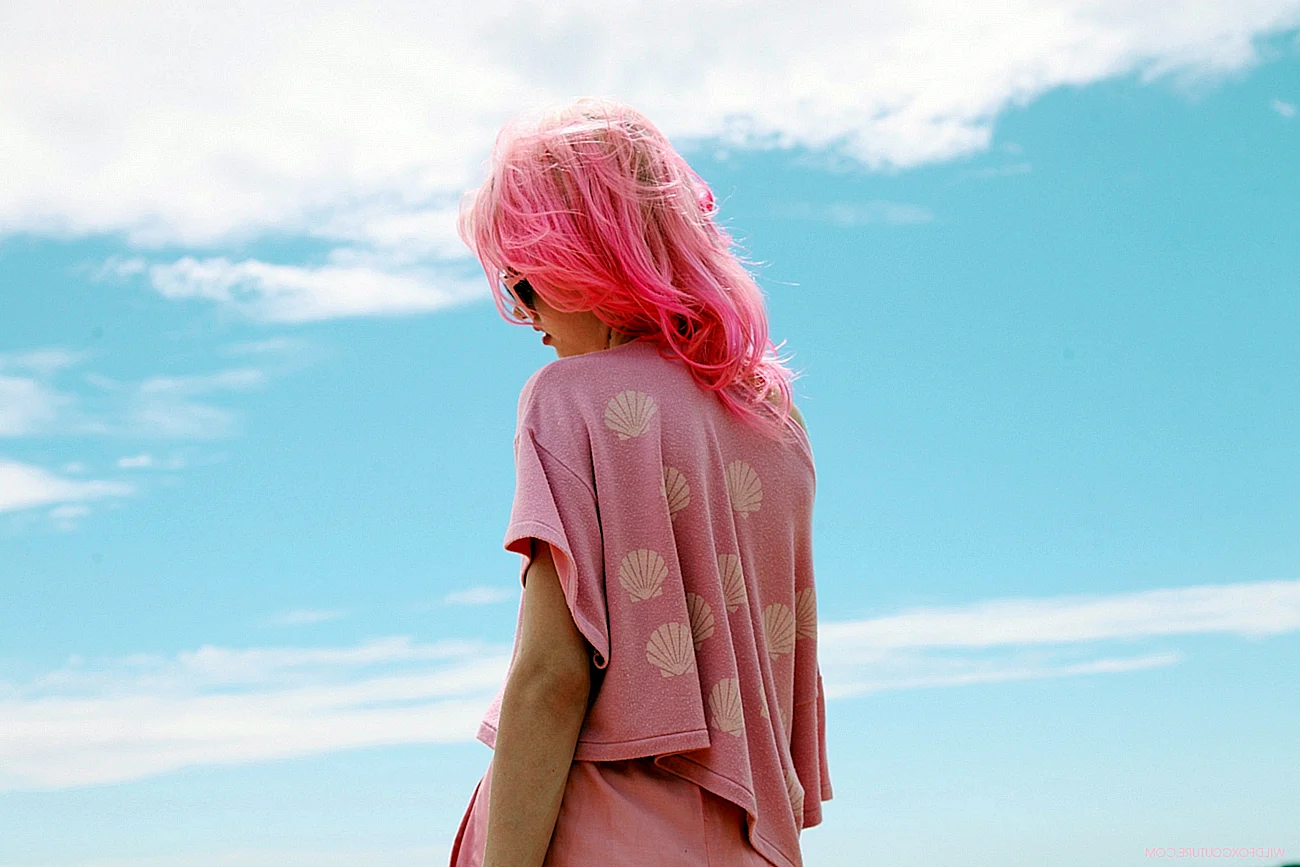 Девушка с розовыми волосами сзади