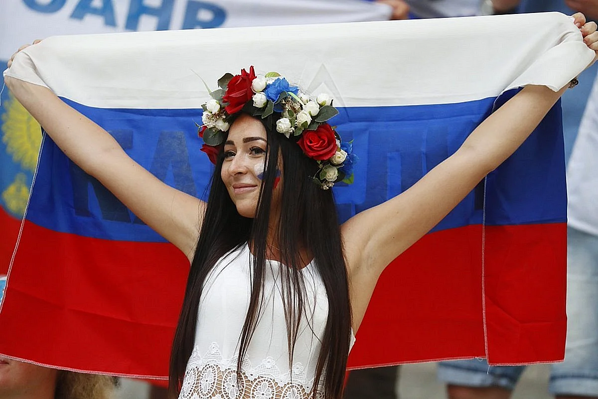 Девушка с русским флагом