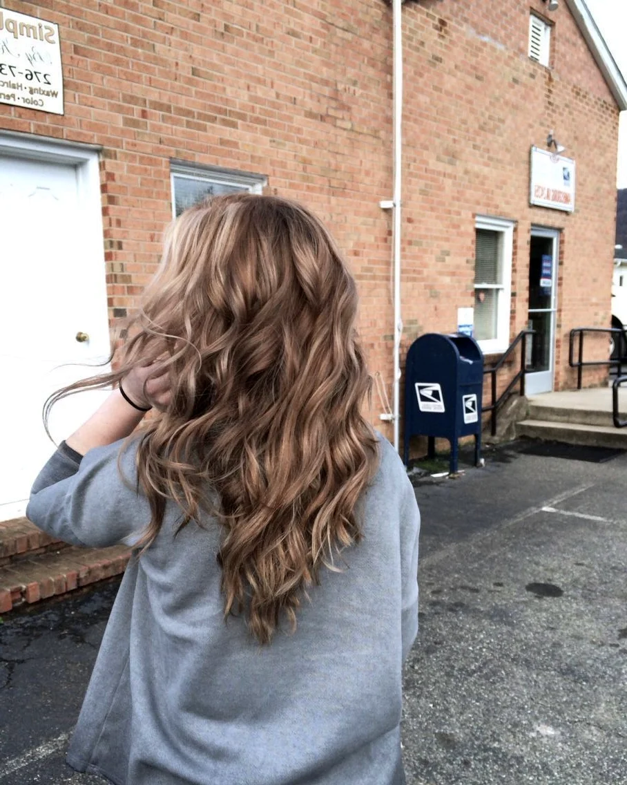 Фотографии девушек с русыми волосами для аватарки со спины