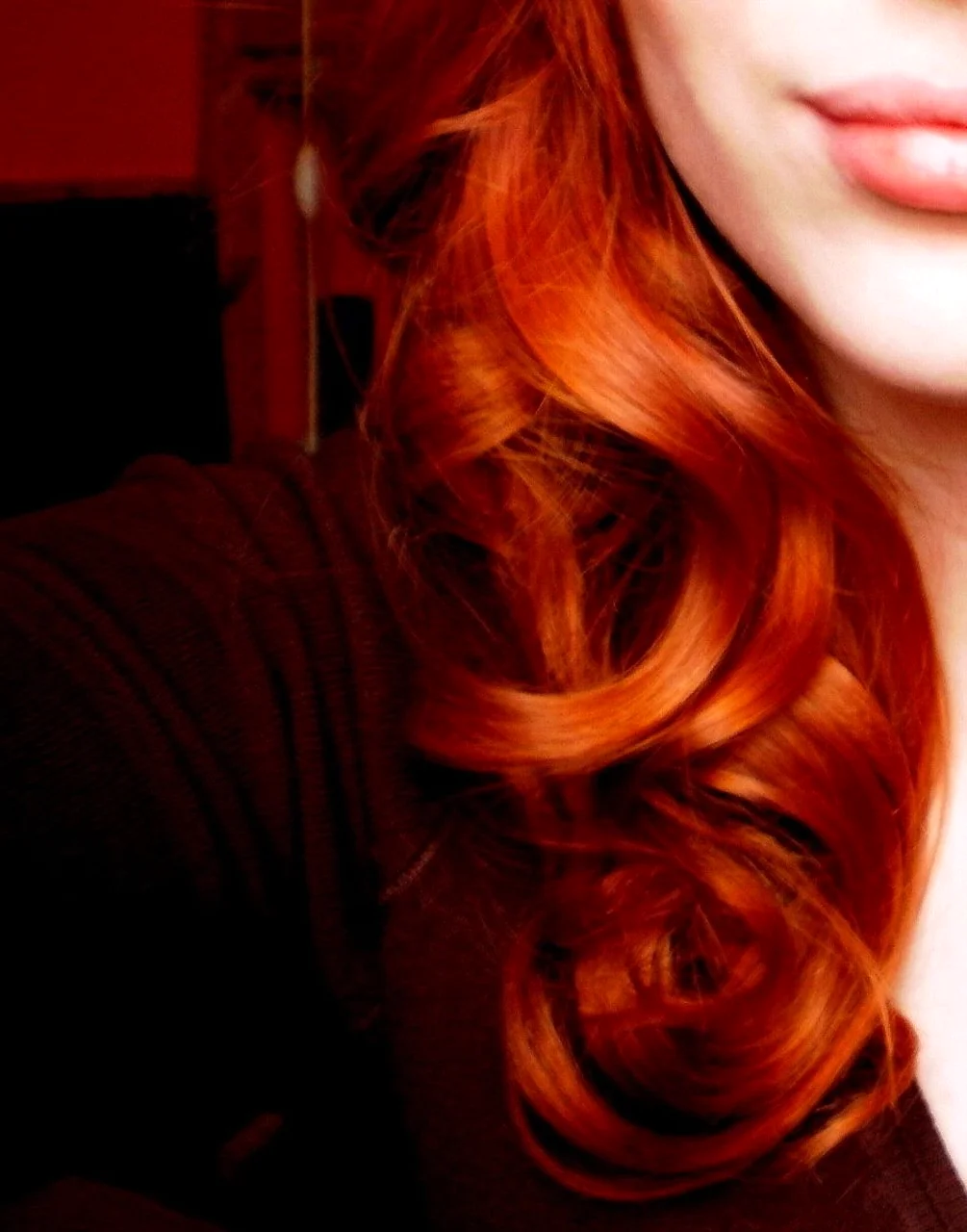 Девушка с рыжими волосами без лица