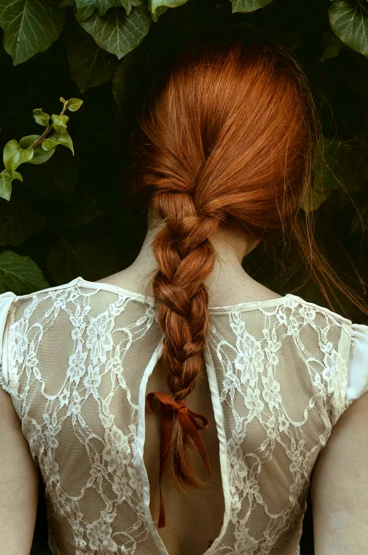 Девушка с рыжими волосами с косичками