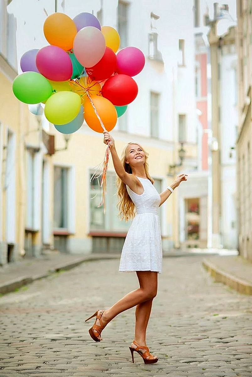 Девушка с шариками