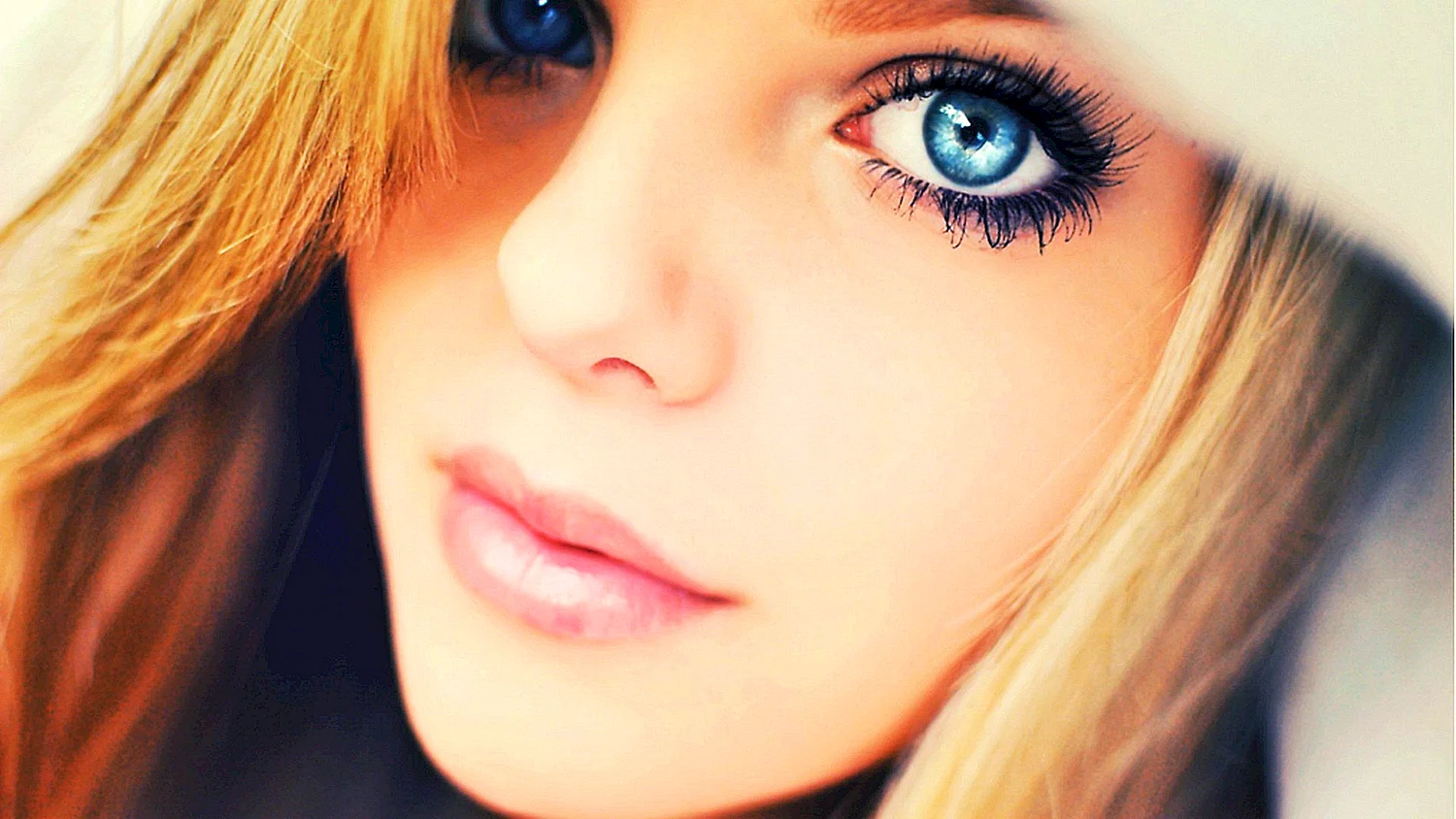 Девушка с синими глазами