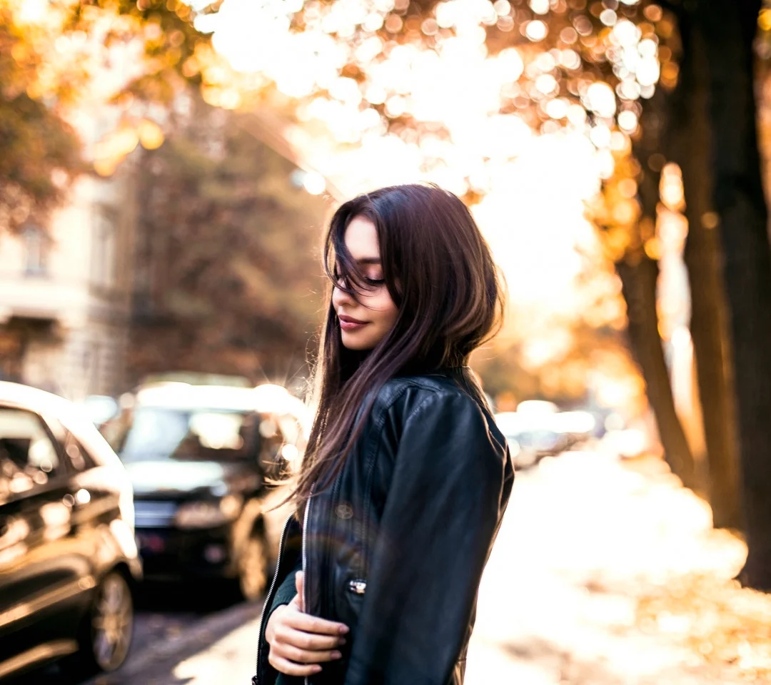 Девушка с тёмными волосами на улице