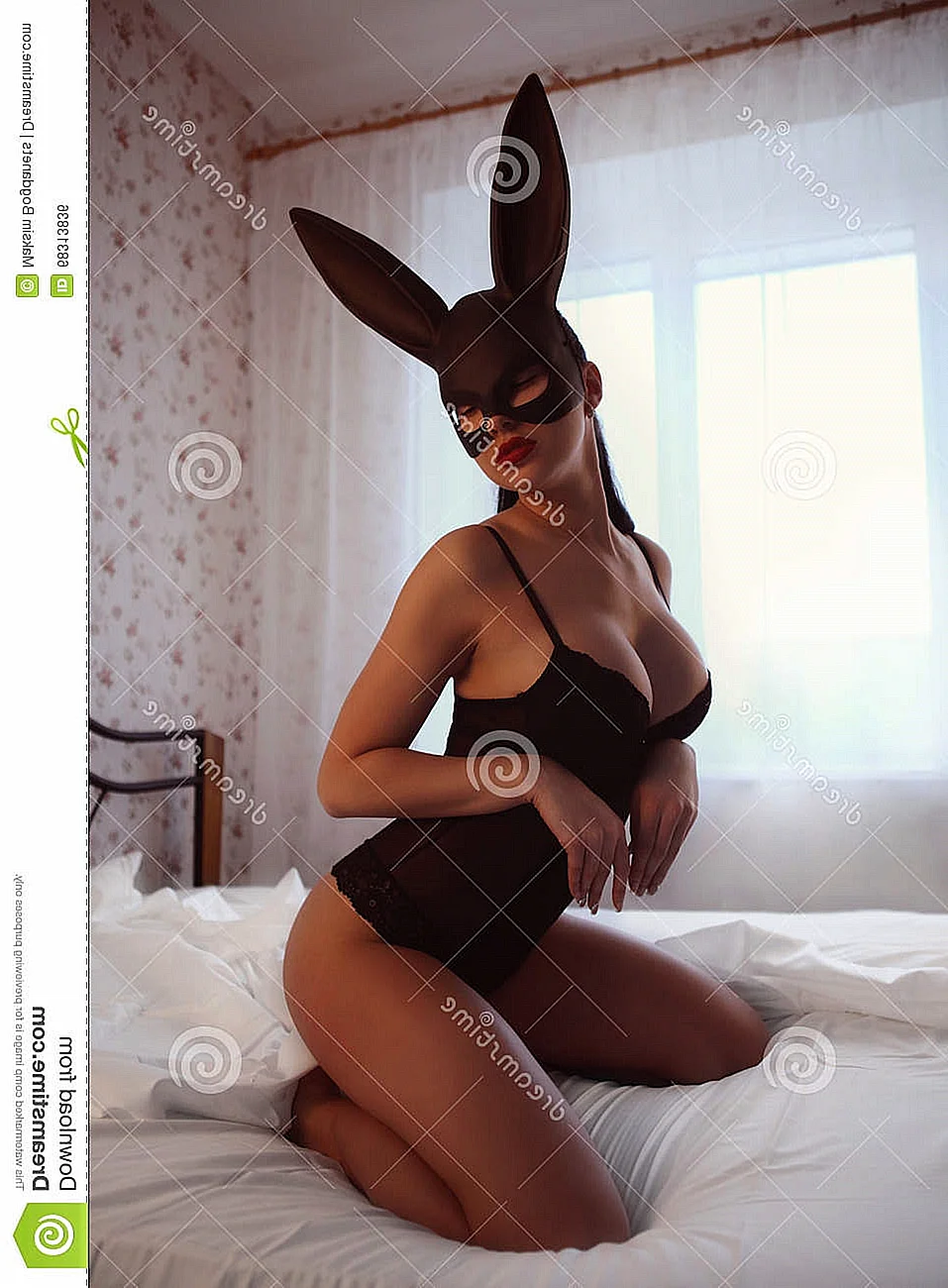 Девушка с ушами зайца