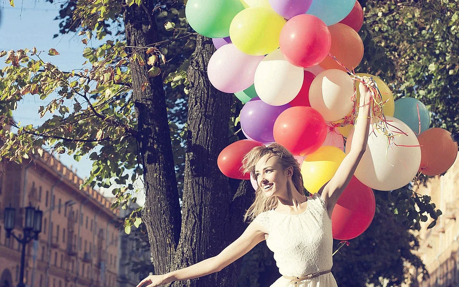 Девушка с воздушными шарами