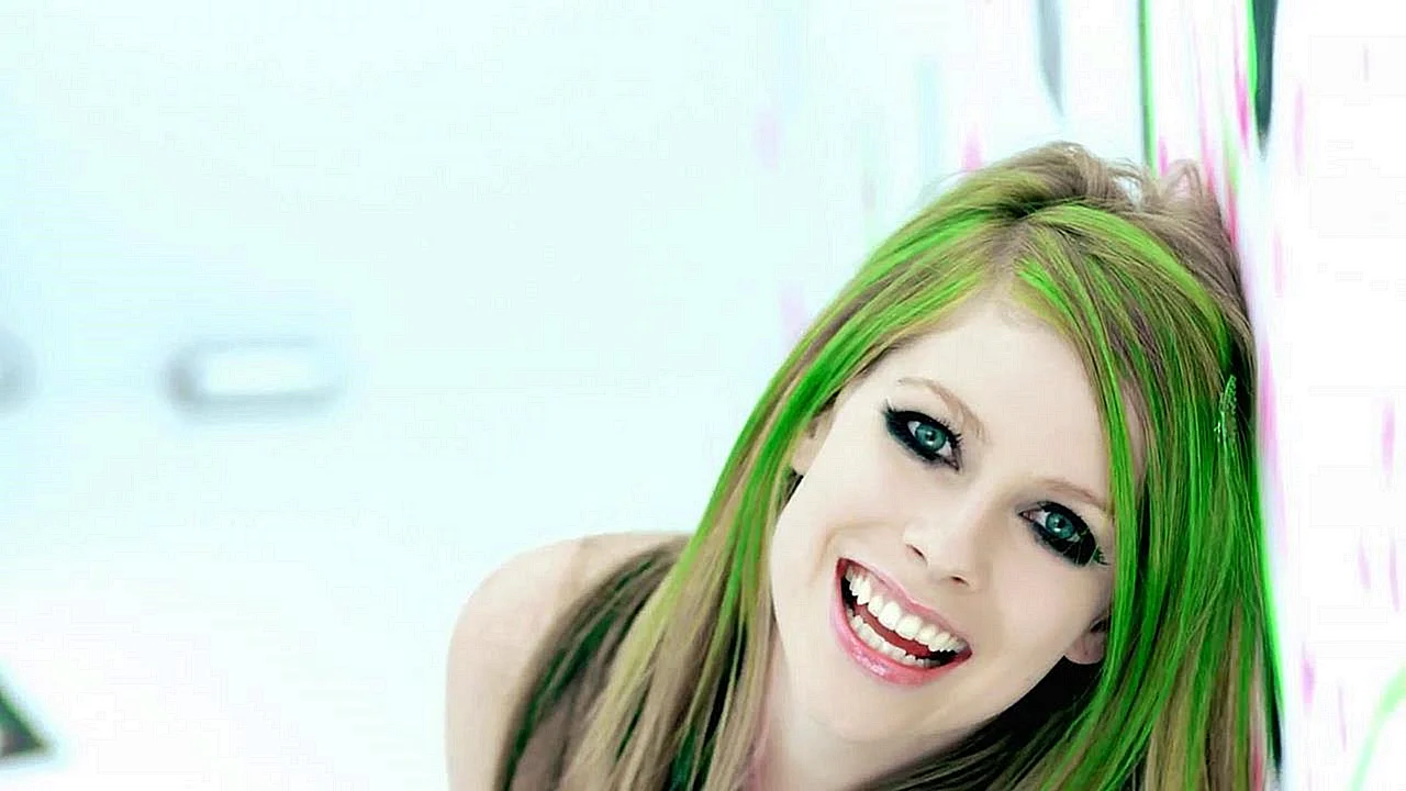Девушка с зелеными волосами певица