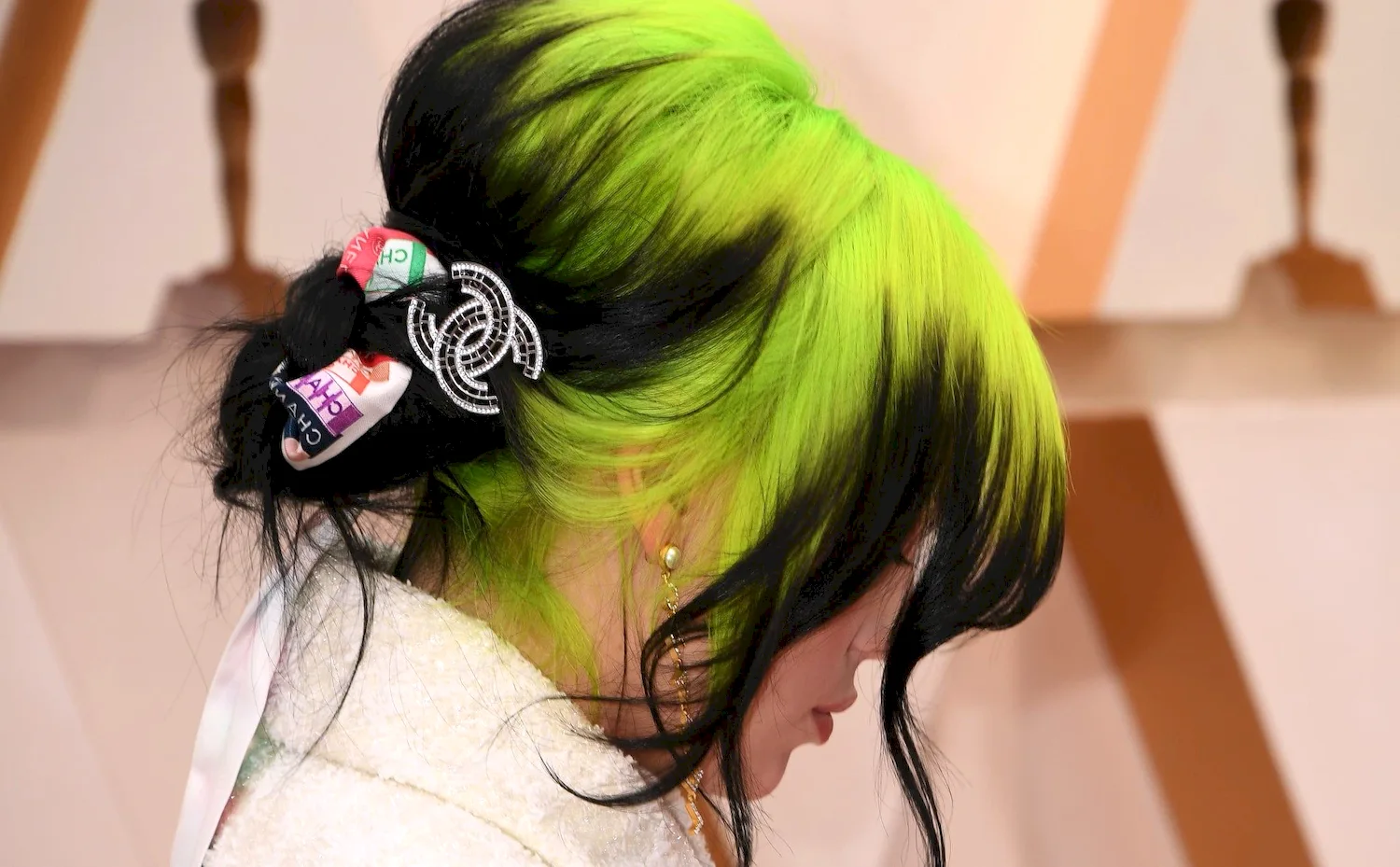 Девушка с зелеными волосами со спины