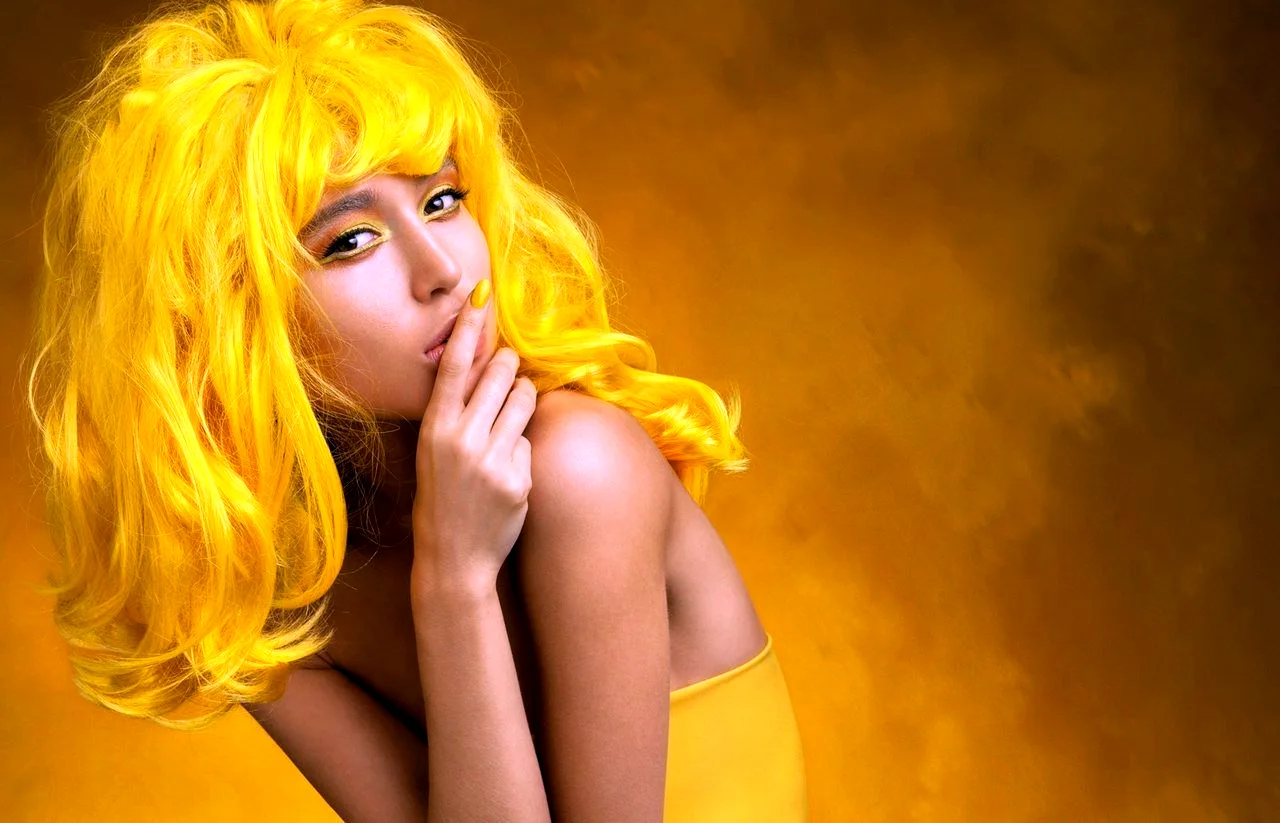 Девушка с желтыми волосами