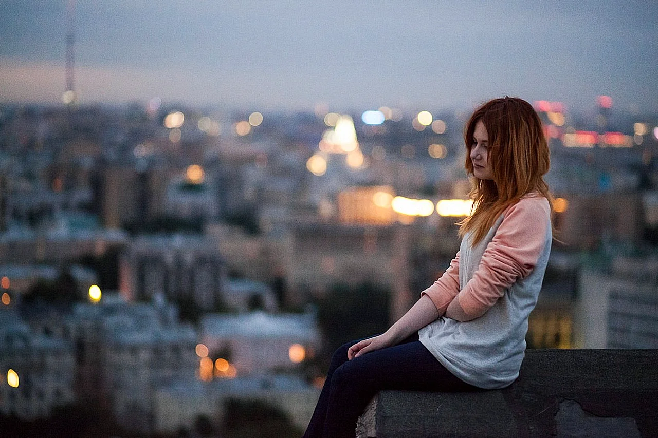 Девушка сидит на крыше
