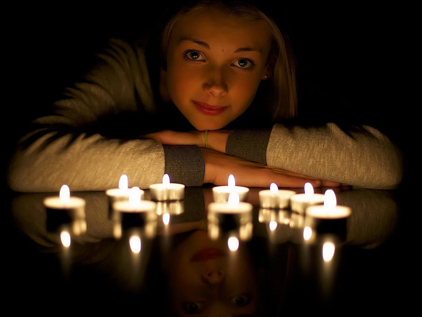 Девушка со свечкой в темноте