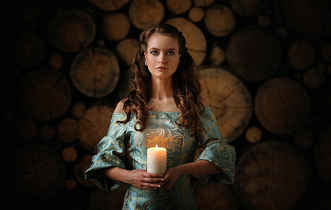 Девушка со свечой в руках