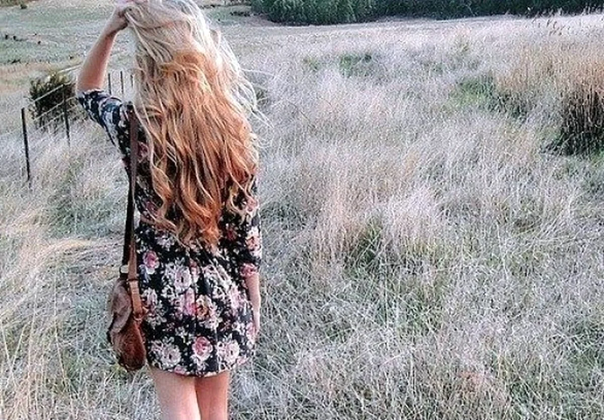 Девушка со светлыми волосами со спины