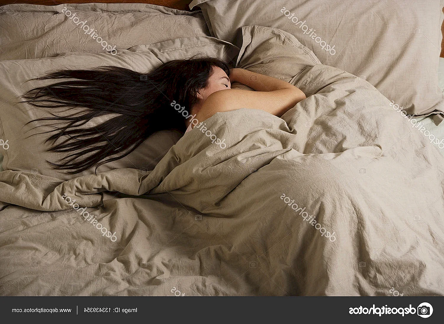 Девушка спит в кровати