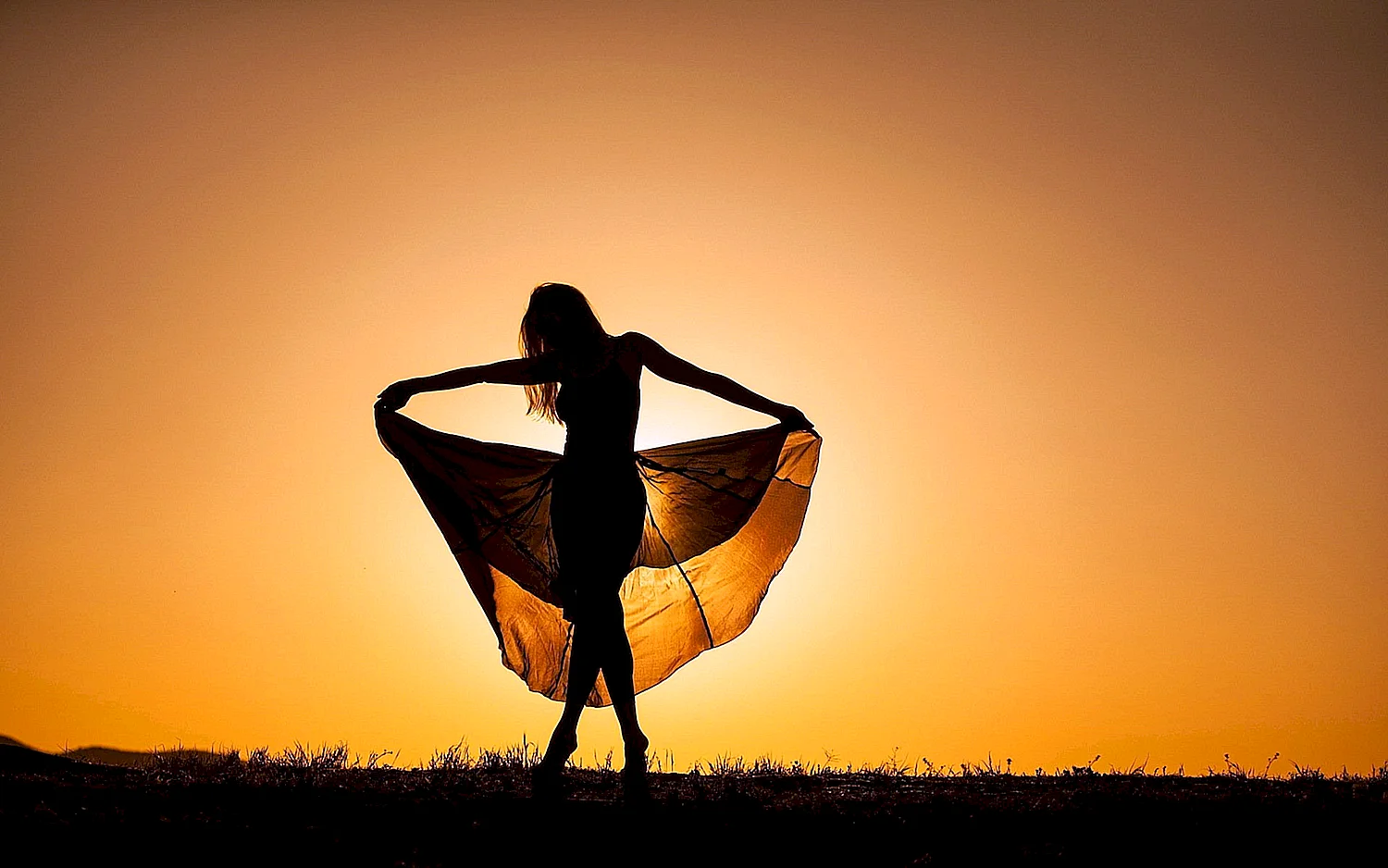 Девушка танцует на фоне заката