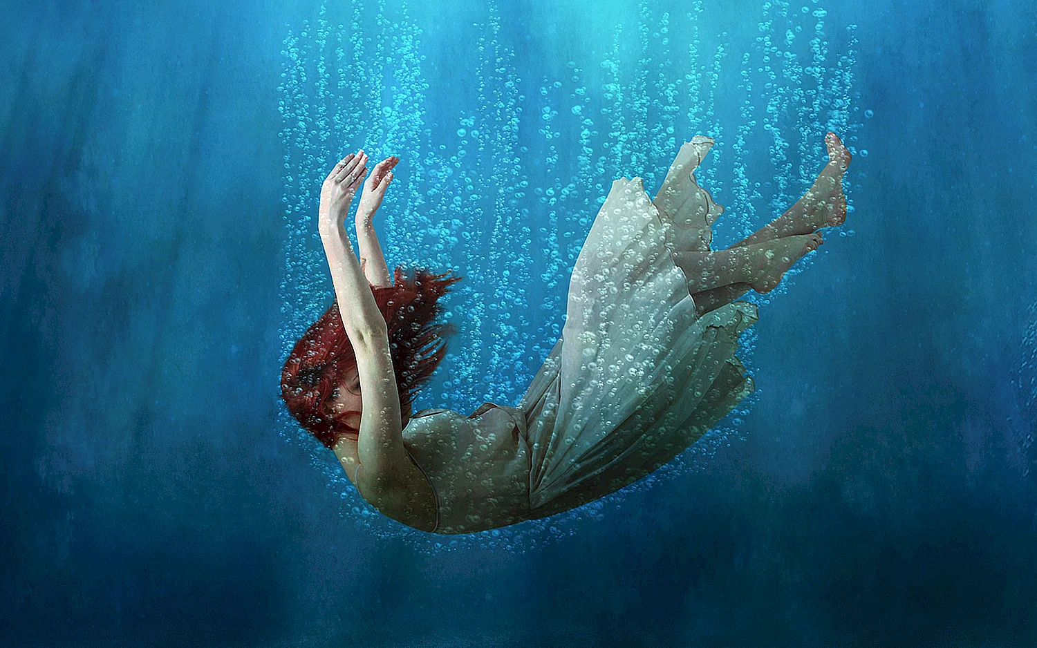 Девушка тонет в воде