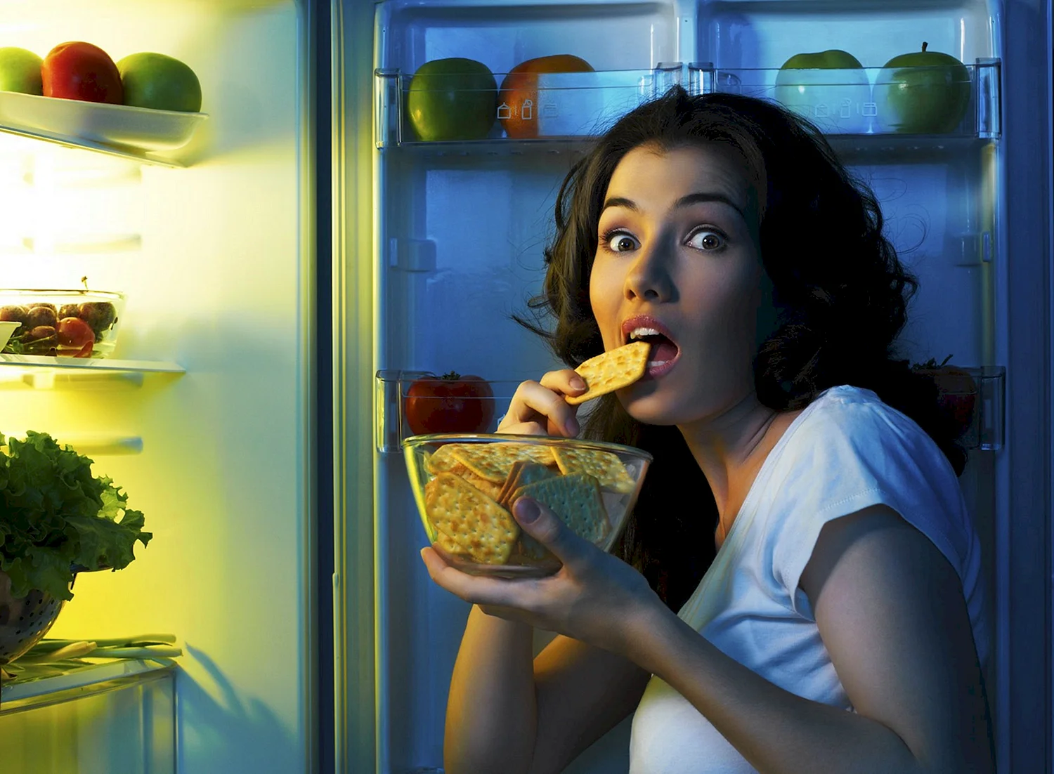 Девушка у холодильника