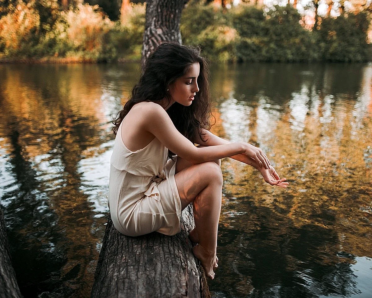 Девушка у реки