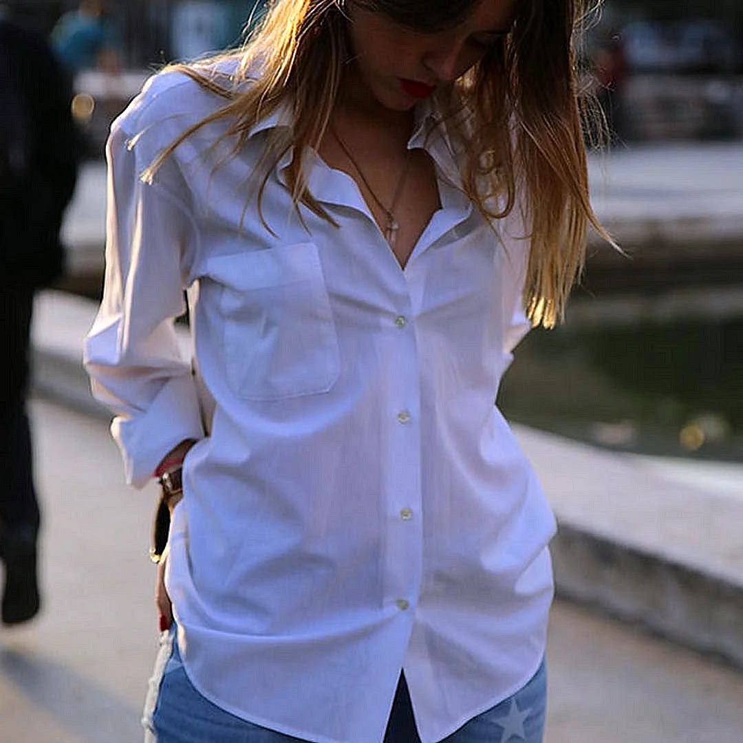 Девушка в белой рубашке