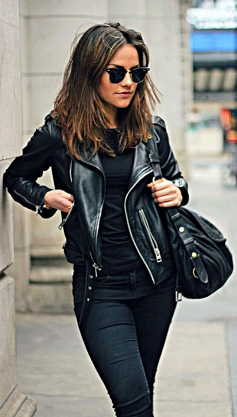 Девушка в черно йкожаной куртек