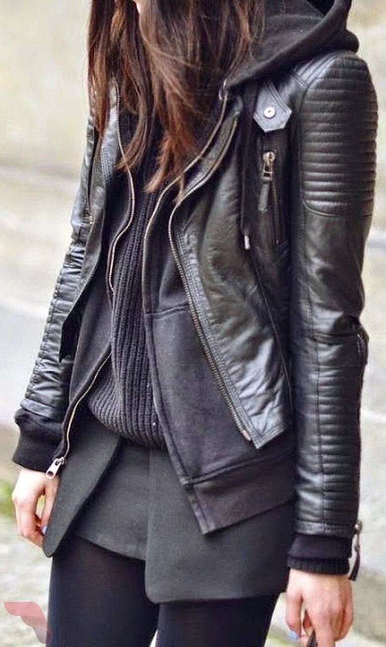 Девушка в черной кожаной куртке