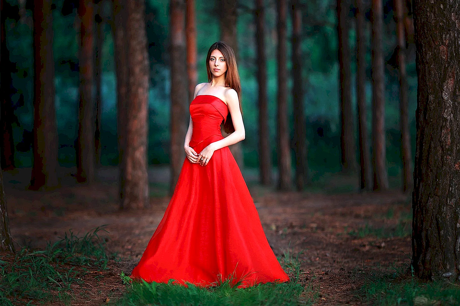 Девушка в длинном Красном платье