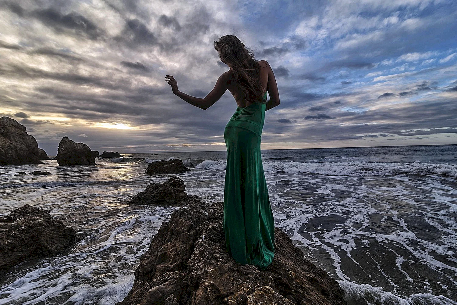 Девушка в длинном платье у моря